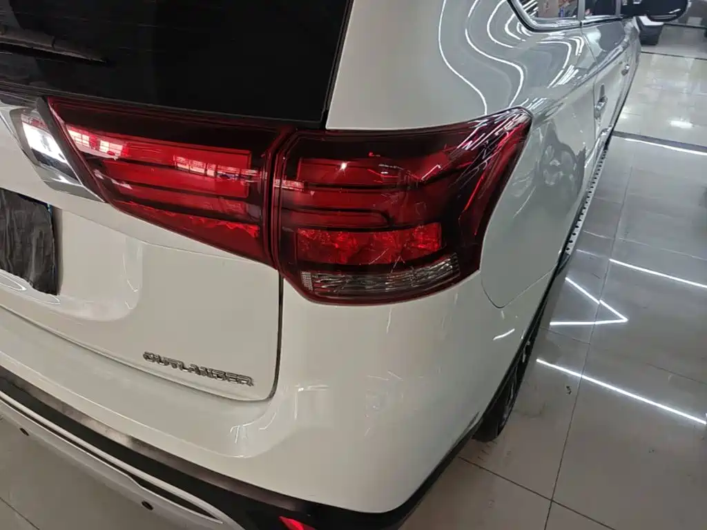 Фото 8 - Mitsubishi Outlander