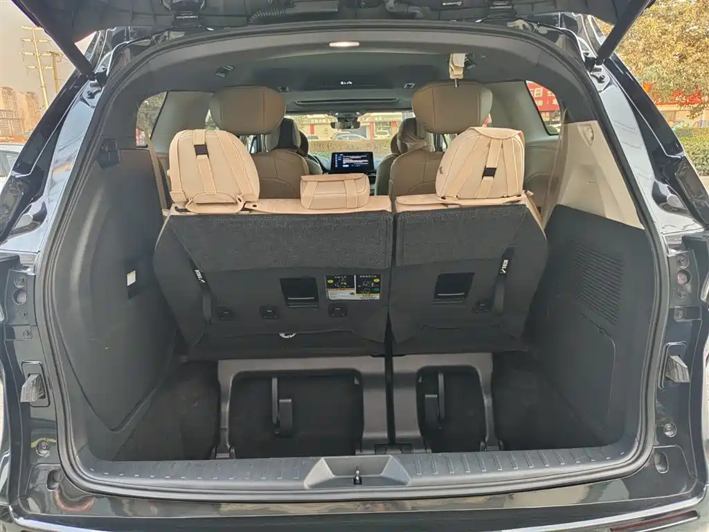 Toyota Sienna 2023 2.5L Hybrid Premium Edition фото 16