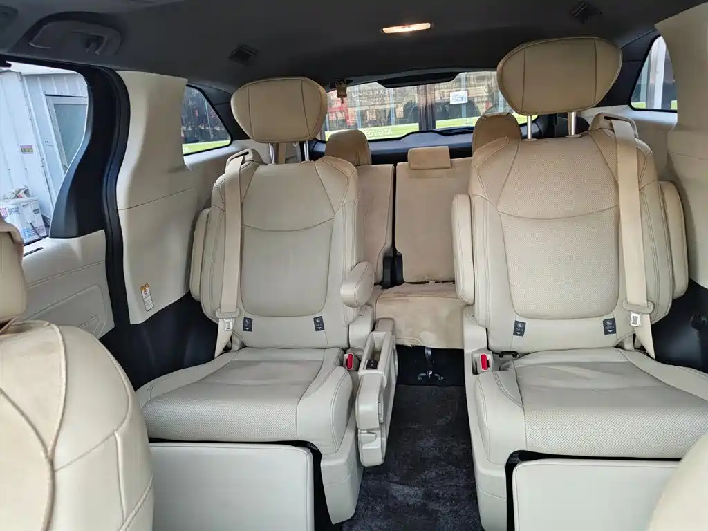 Toyota Sienna 2023 2.5L Hybrid Premium Edition фото 15