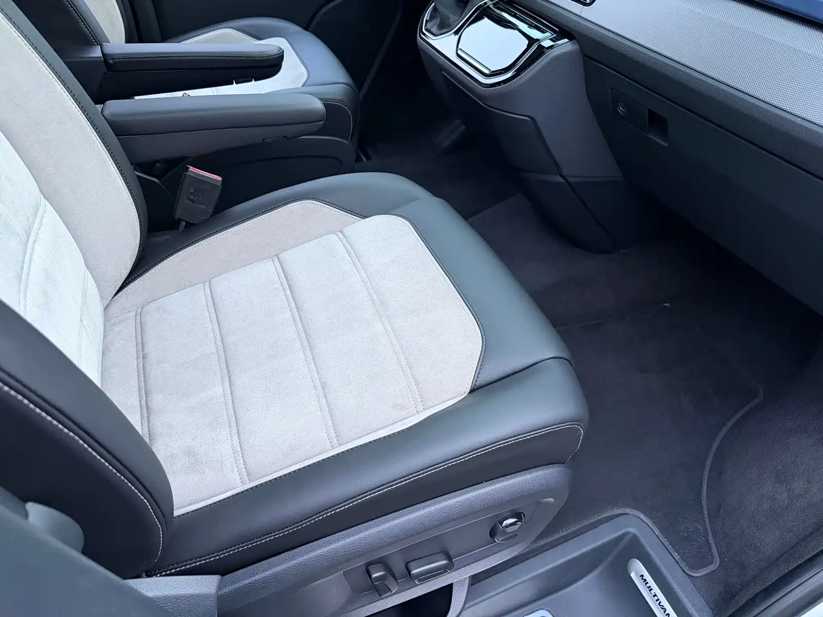 Photo 10 - Volkswagen Multivan