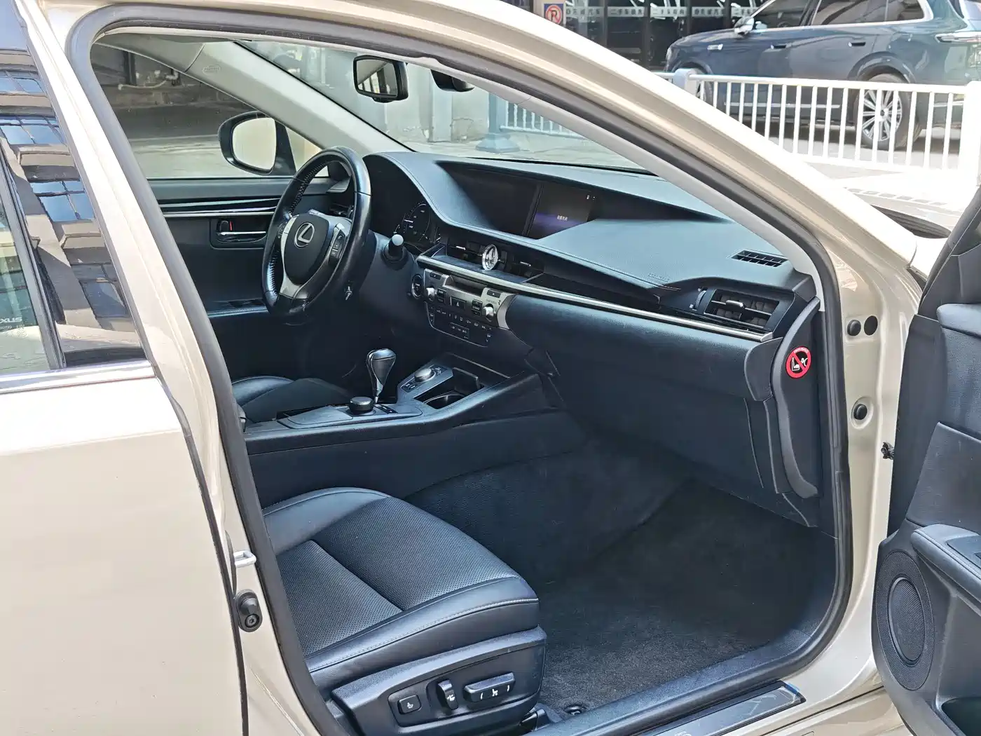 Lexus ES 2014 300h Elite Edition фото 7