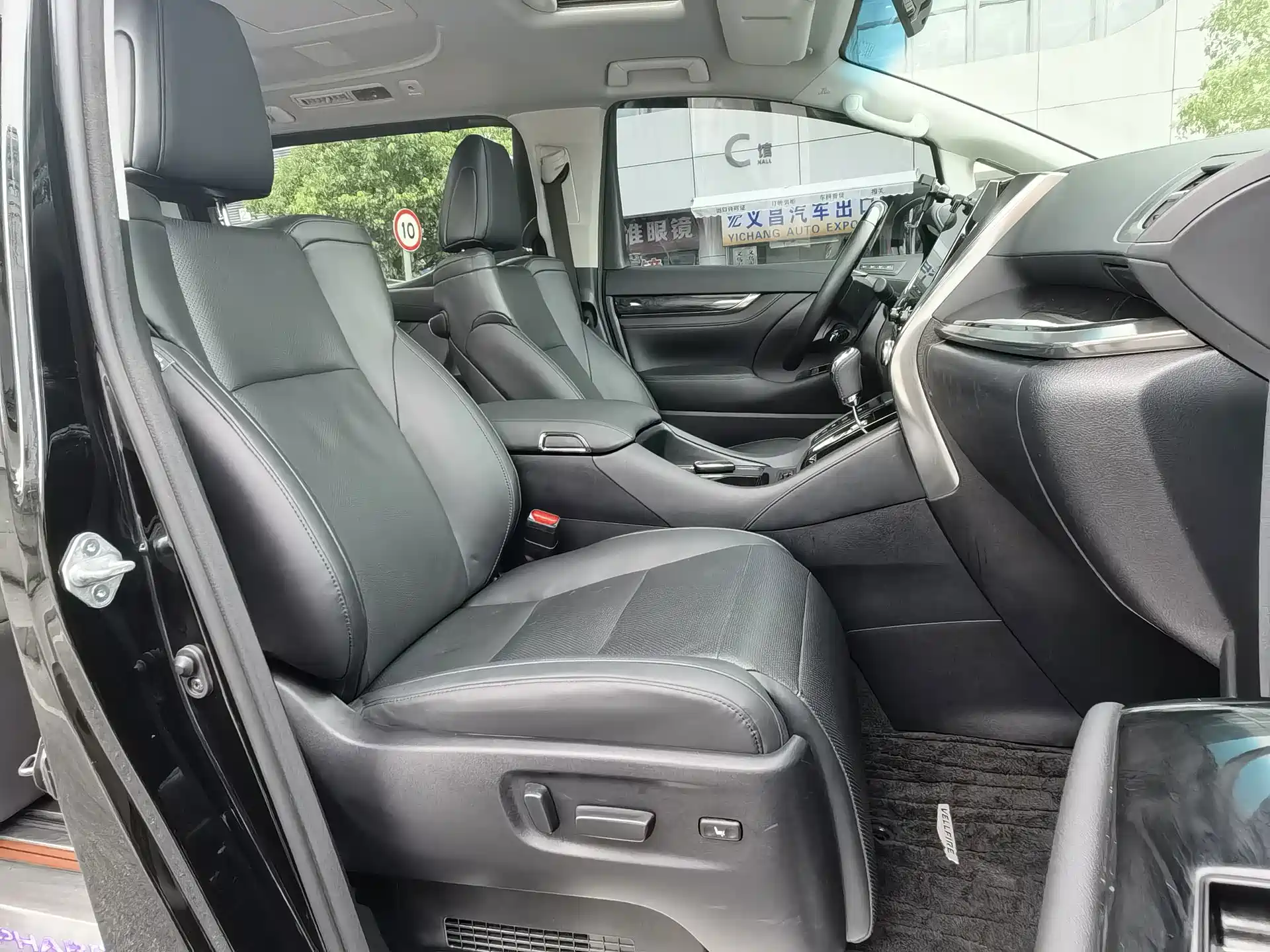 Фото 9 - Toyota Vellfire