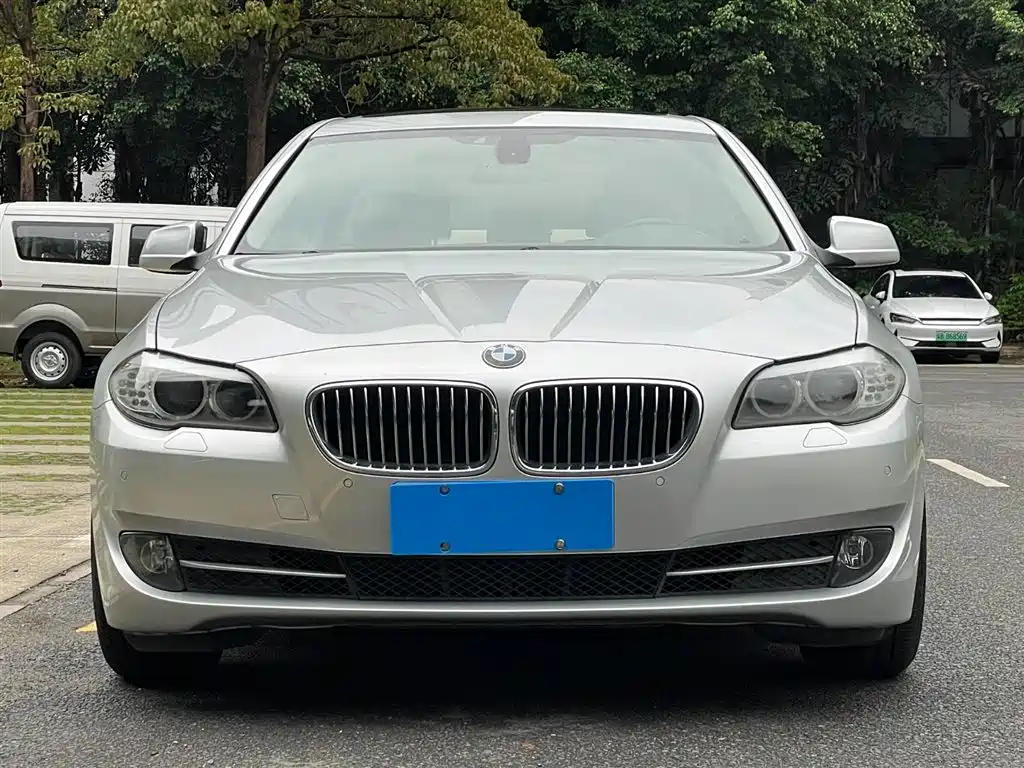 BMW 5 Series 2011 523Li Leading фото 2