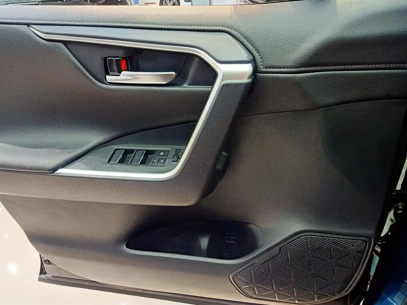 Toyota Wildlander 2022 2.0L CVT FWD Luxury PLUS Edition фото 15