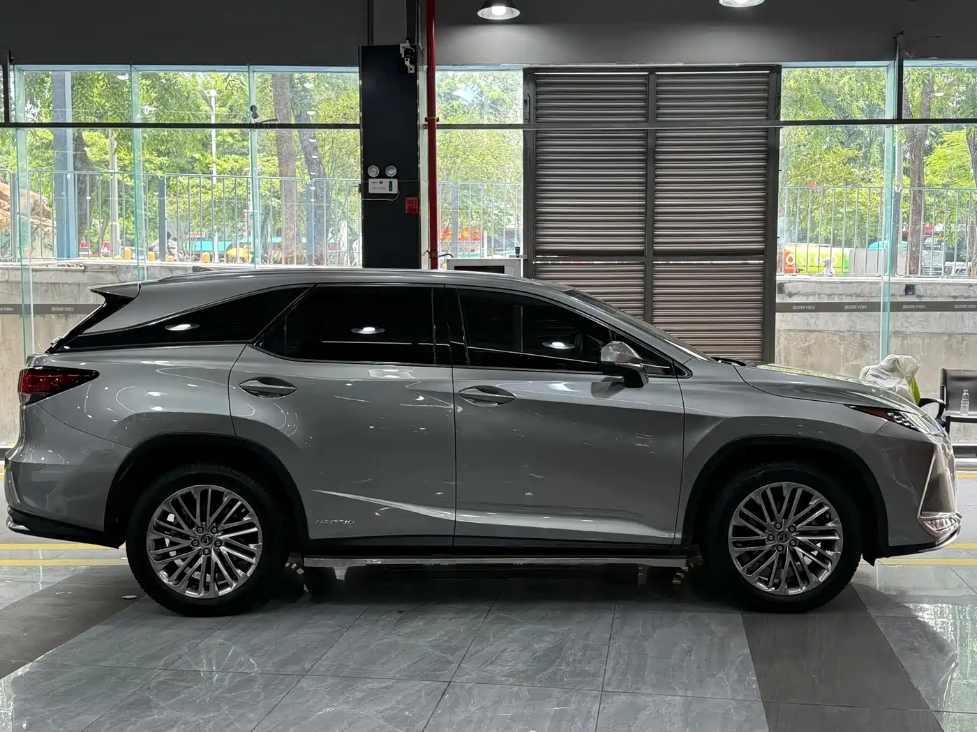 Фото 4 - Lexus RX