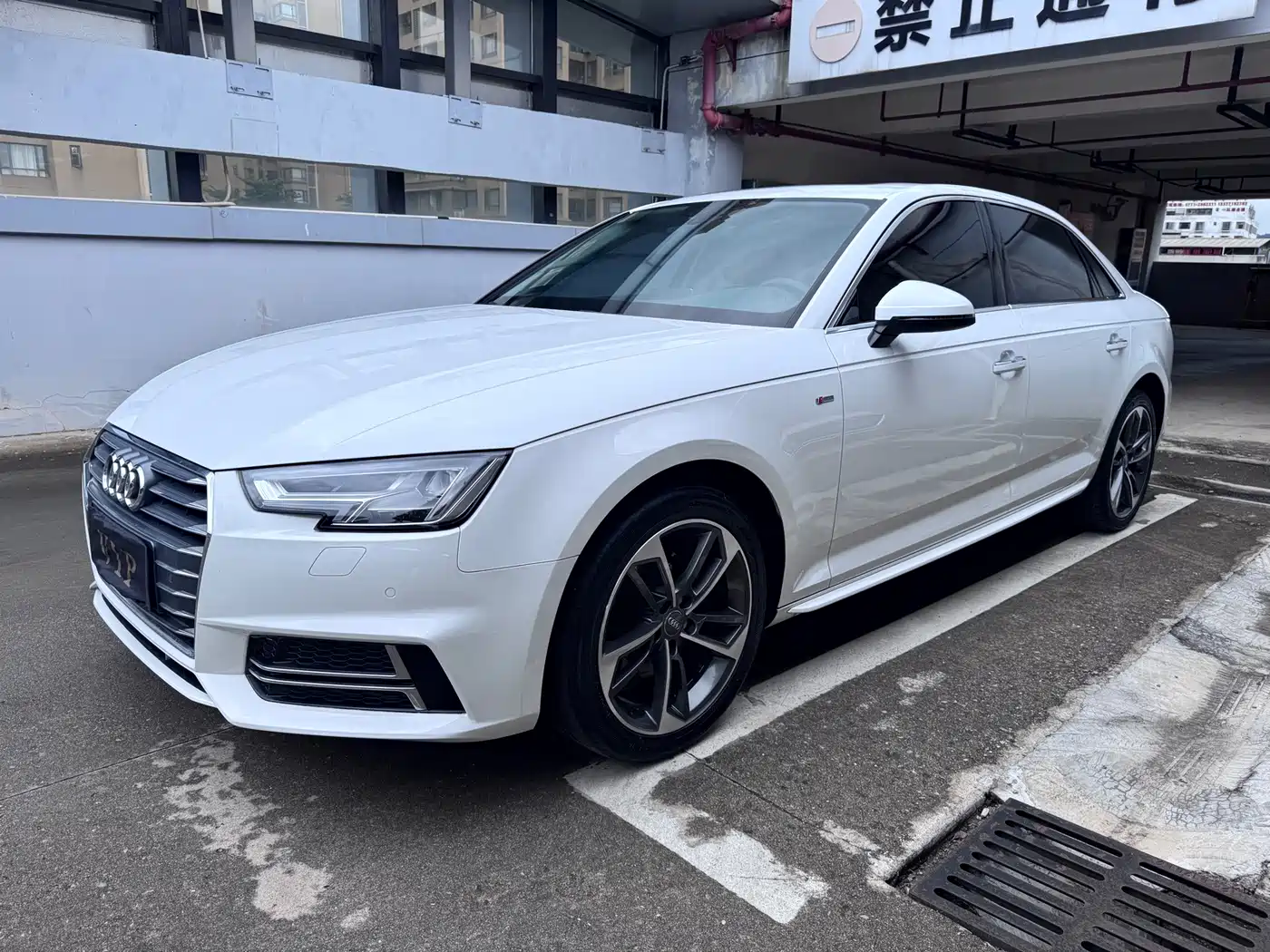 Photo 1 - Audi A4L