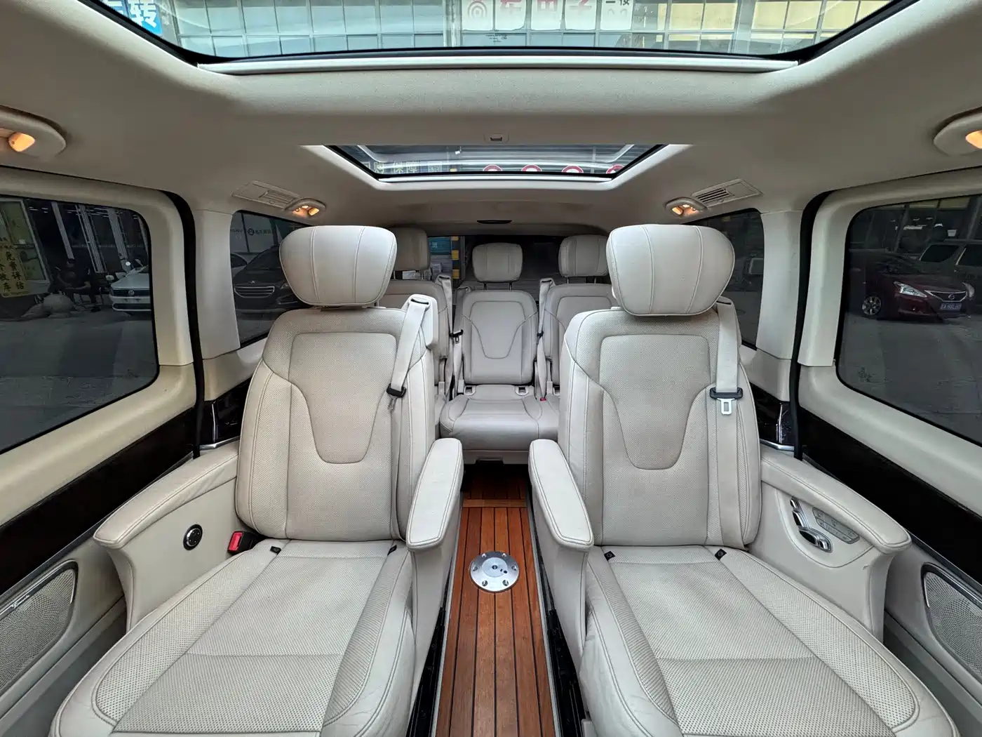 Mercedes-Benz V-Class 2017 Model V 260 Premium Edition фото 18