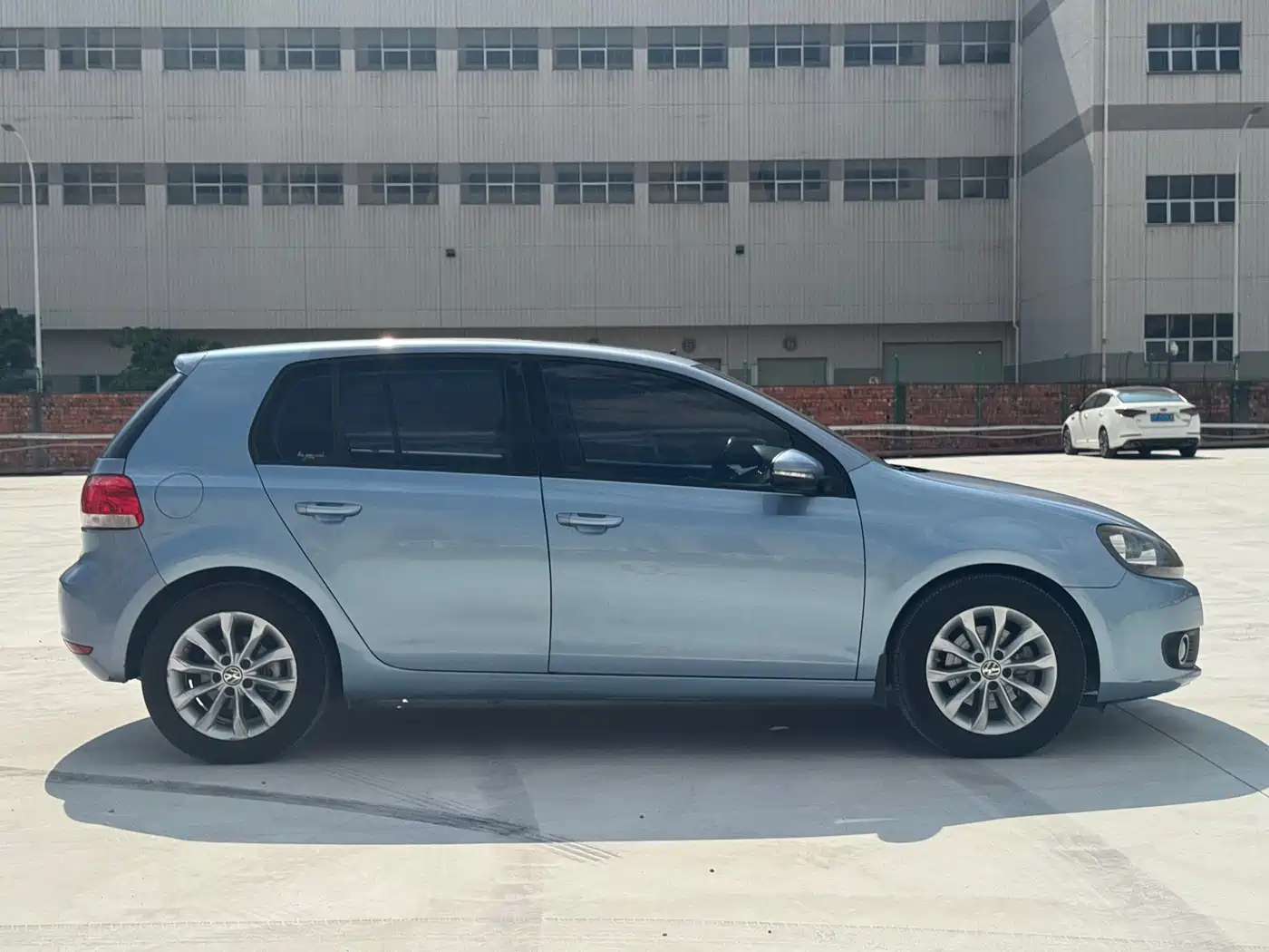 Photo 7 - Volkswagen Golf