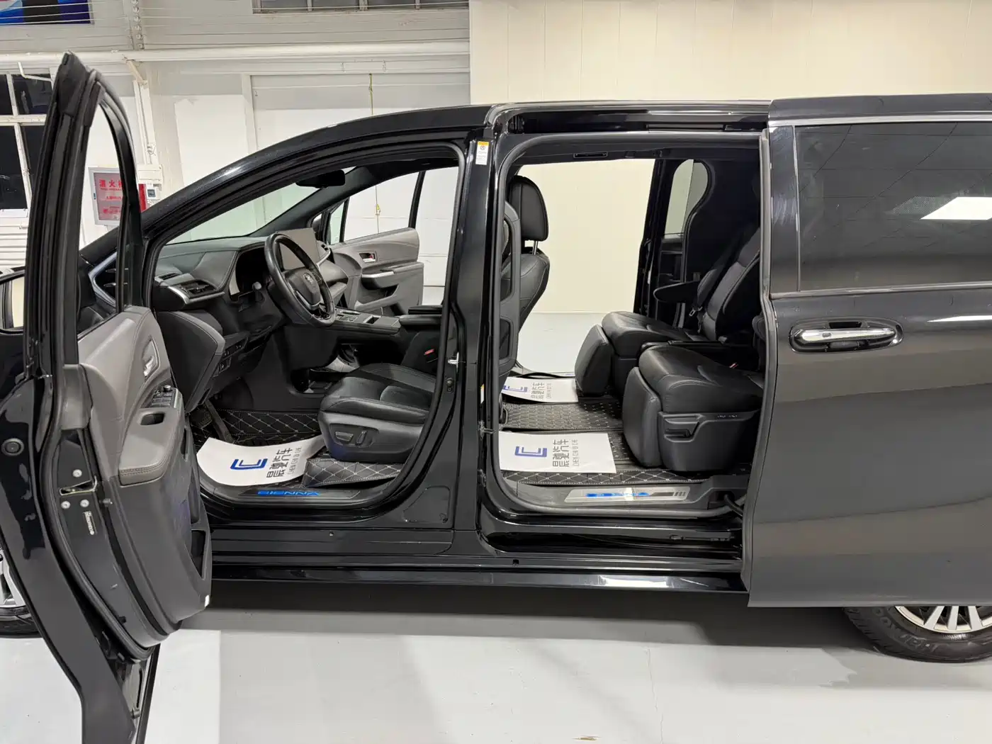 Toyota Sienna 2021 2.5L Hybrid Premium Edition фото 12