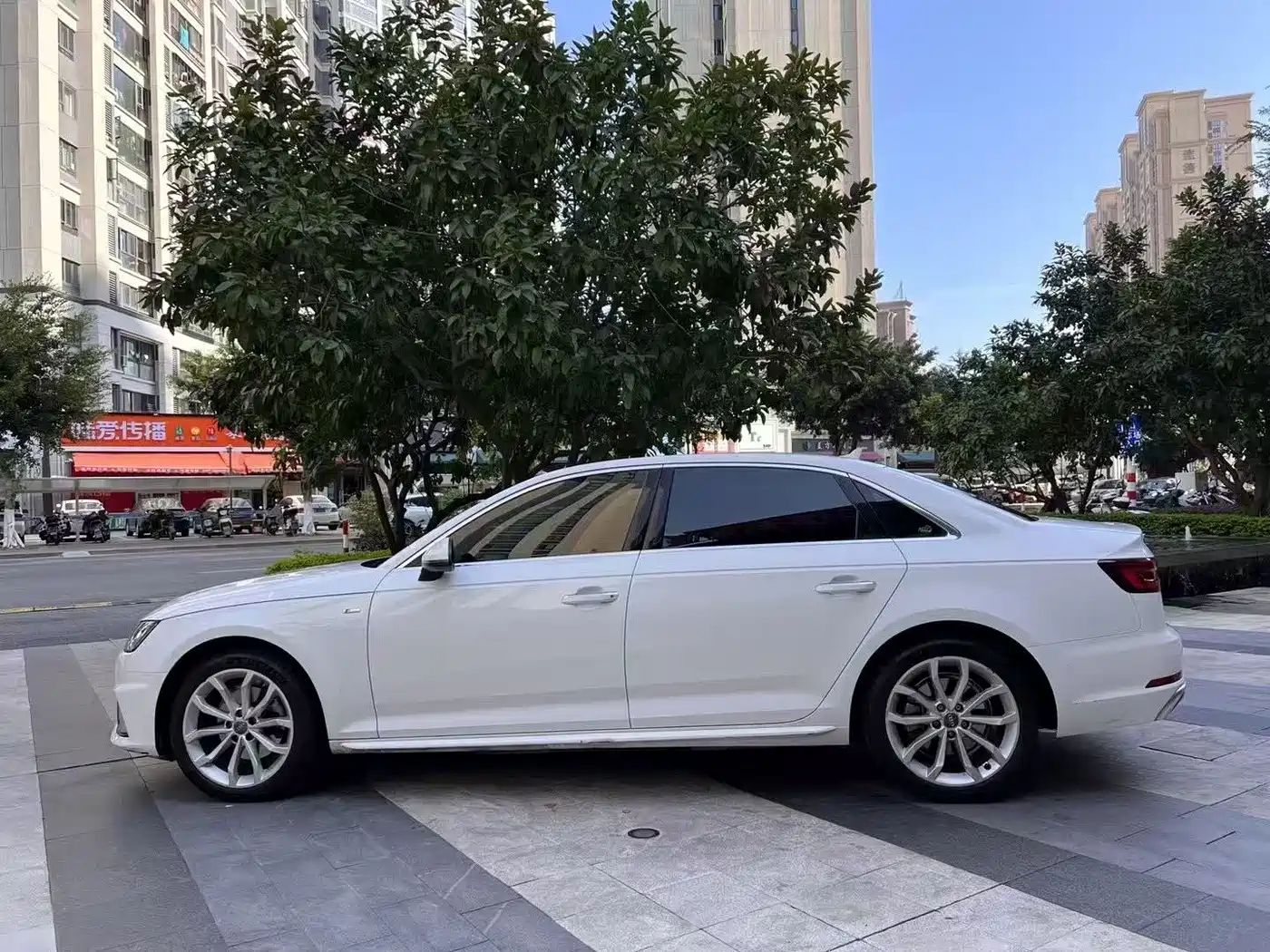 Фото 4 - Audi A4L