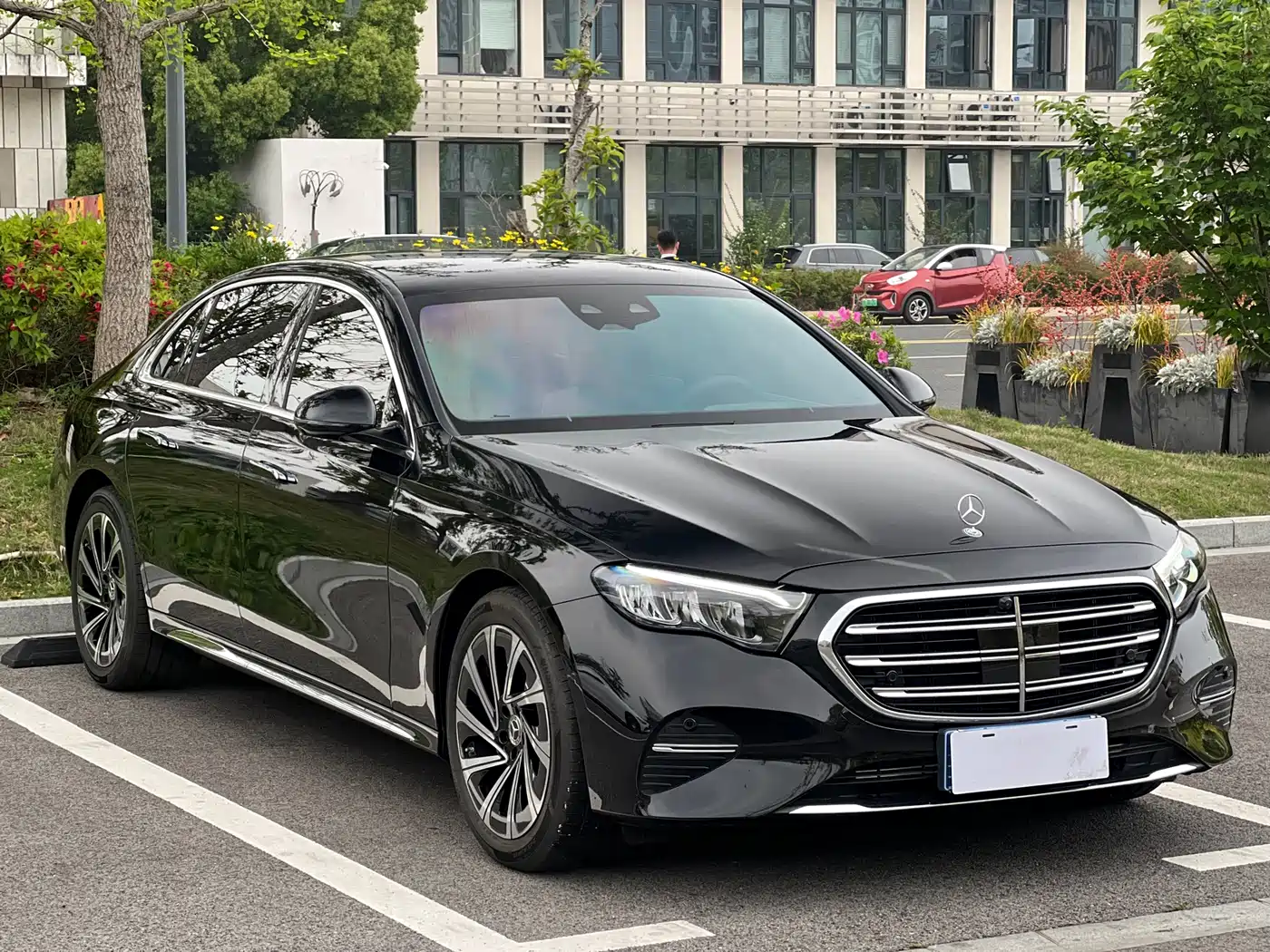 Mercedes-Benz E-Class 2024 Model E 300 L Luxury фото 3