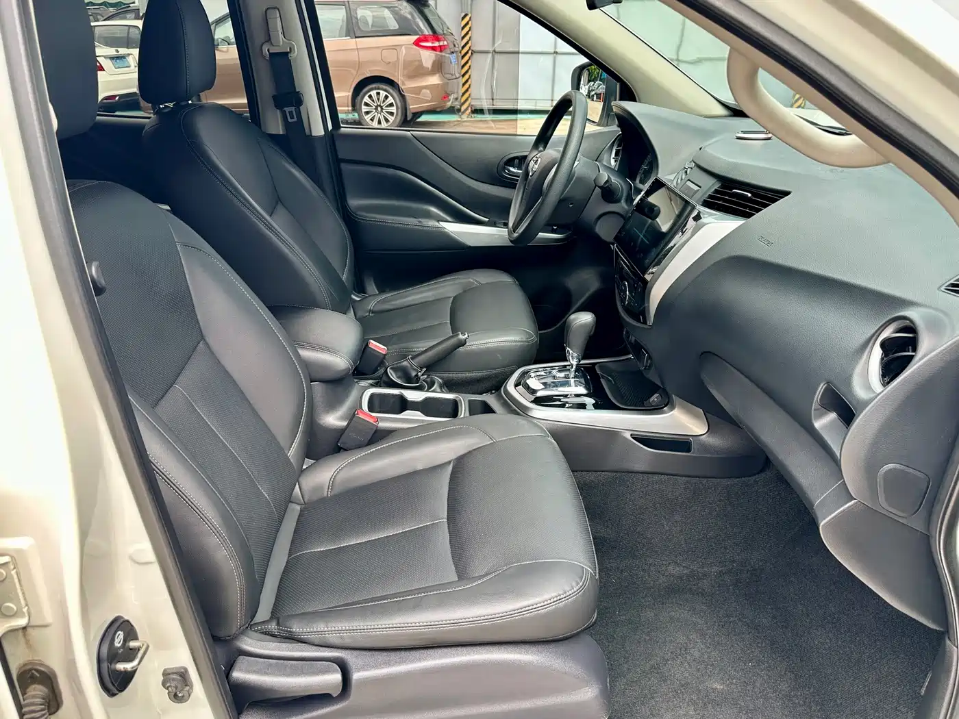 Nissan Terra 2020 2020 2.5L XL Upper Automatic 2WD Luxury Edition