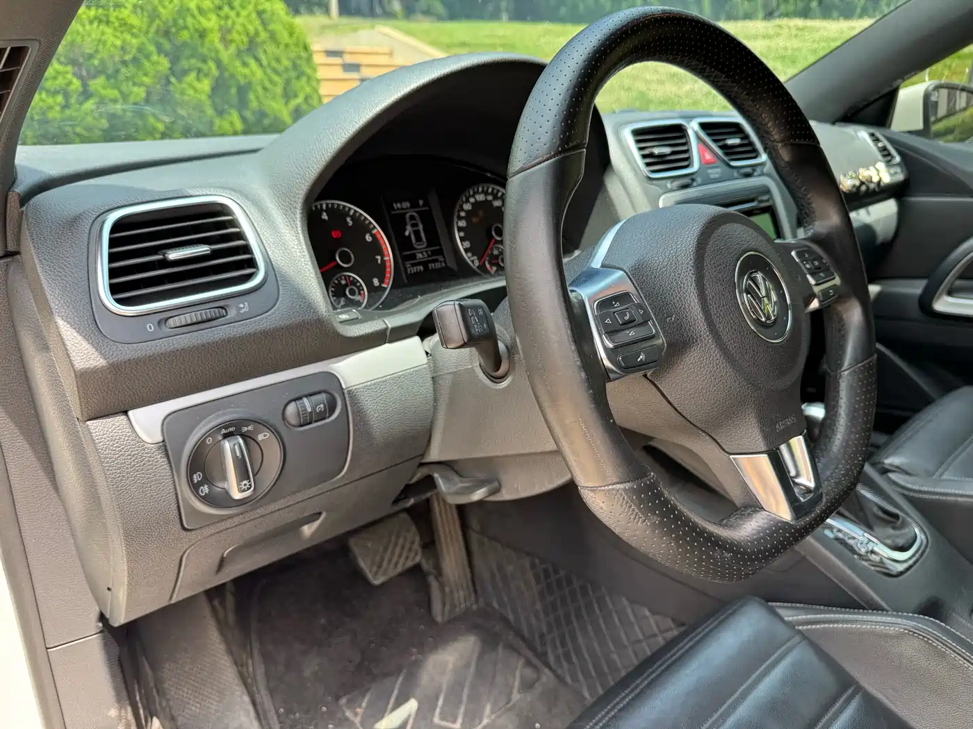Volkswagen Scirocco 2011 2.0TSI Luxury фото 10