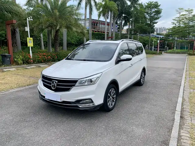 Baojun Baojun 730 2017 1.5T Manual Trend 7-Seater China V