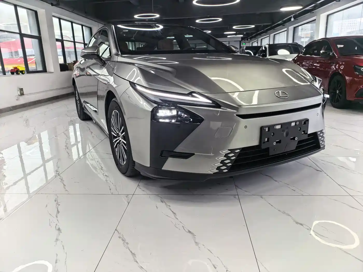 Lexus ES 2025 Model 300h Base Version фото 12