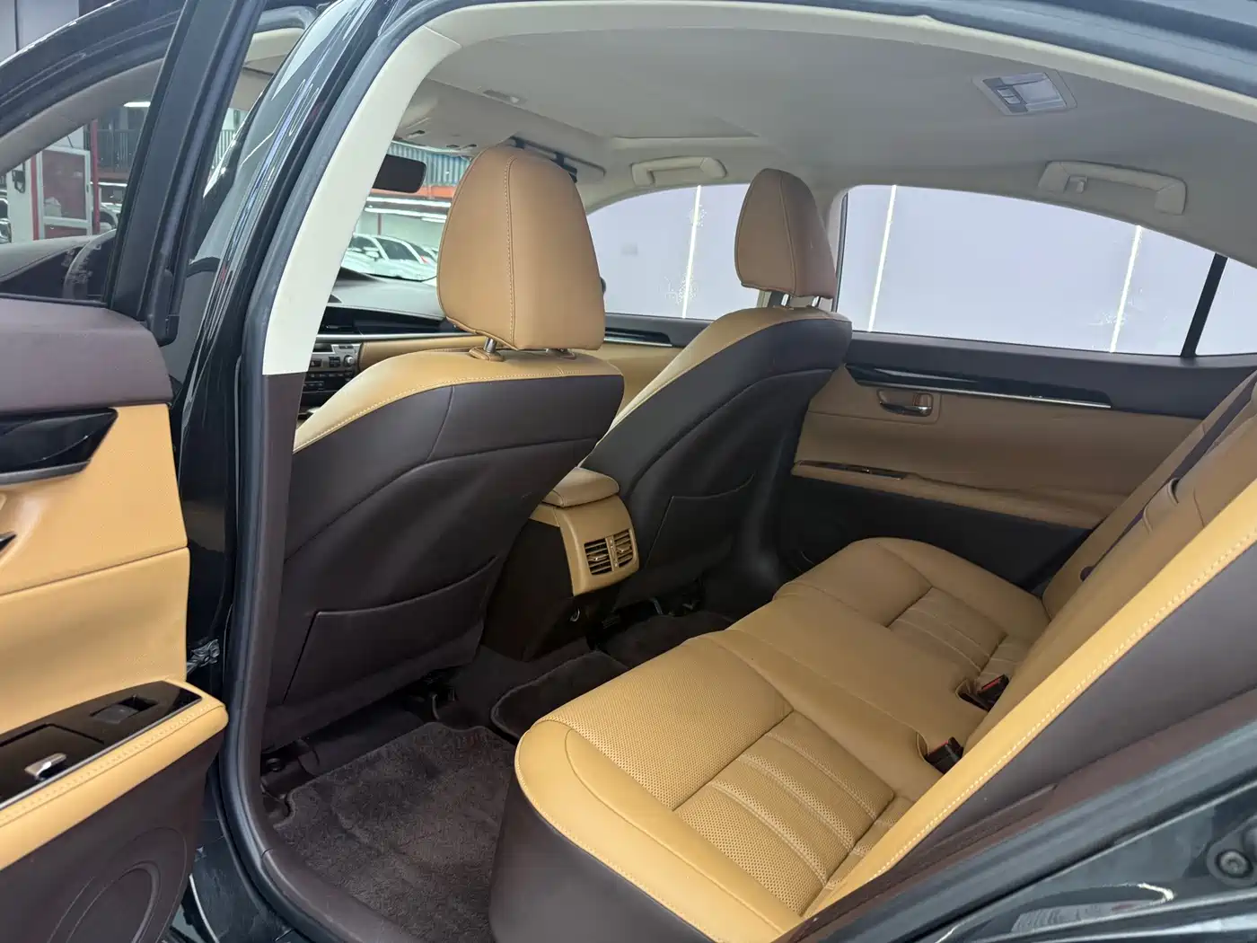 Фото 9 - Lexus ES