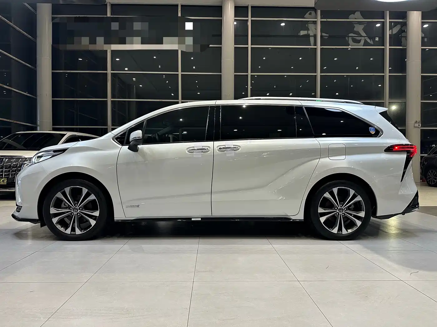 Toyota Granvia 2023 2022 Model Year 2.5L Hybrid Flagship Edition