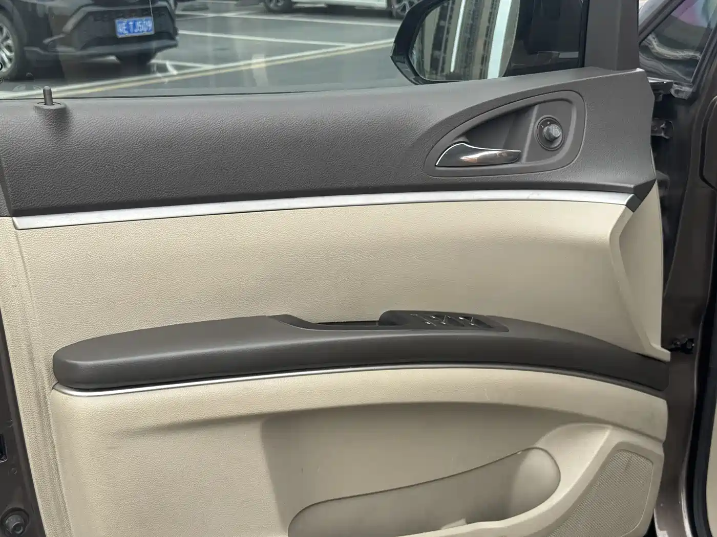 Buick GL8 2011 2.4L LT Luxury Business Executive фото 14