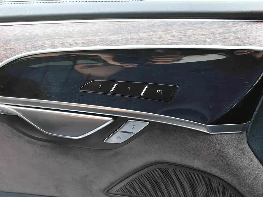 Фото 9 - Audi A8
