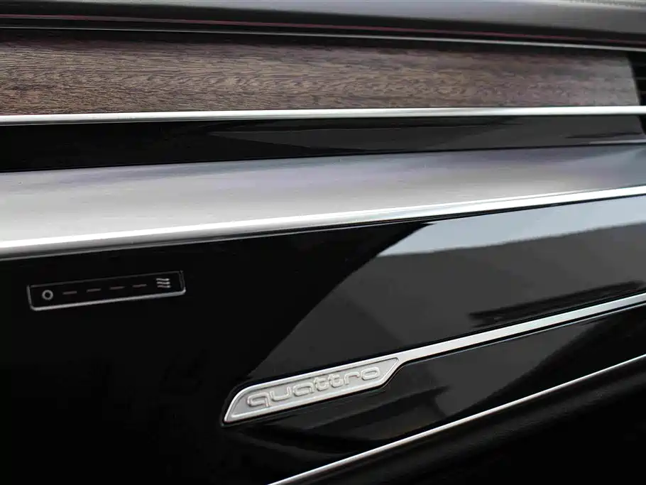 Фото 10 - Audi A8