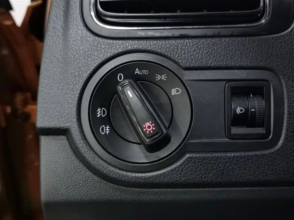 Volkswagen Polo 2016 1.6L Cross Polo Automatic фото 21