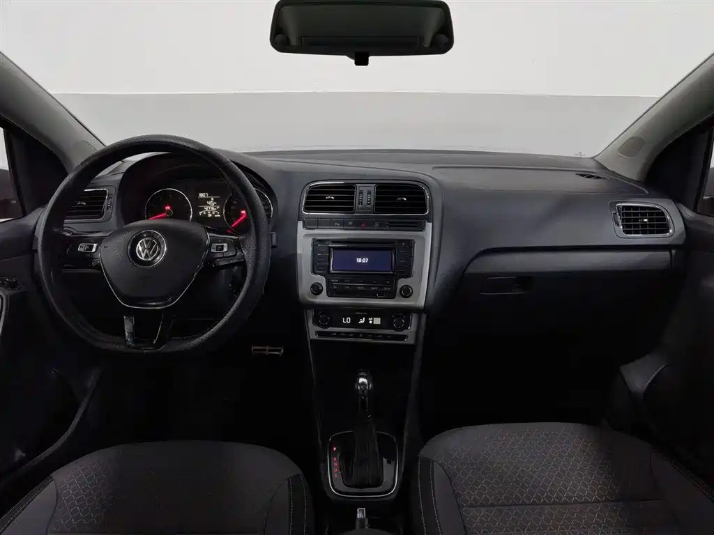 Volkswagen Polo 2016 1.6L Cross Polo Automatic фото 5