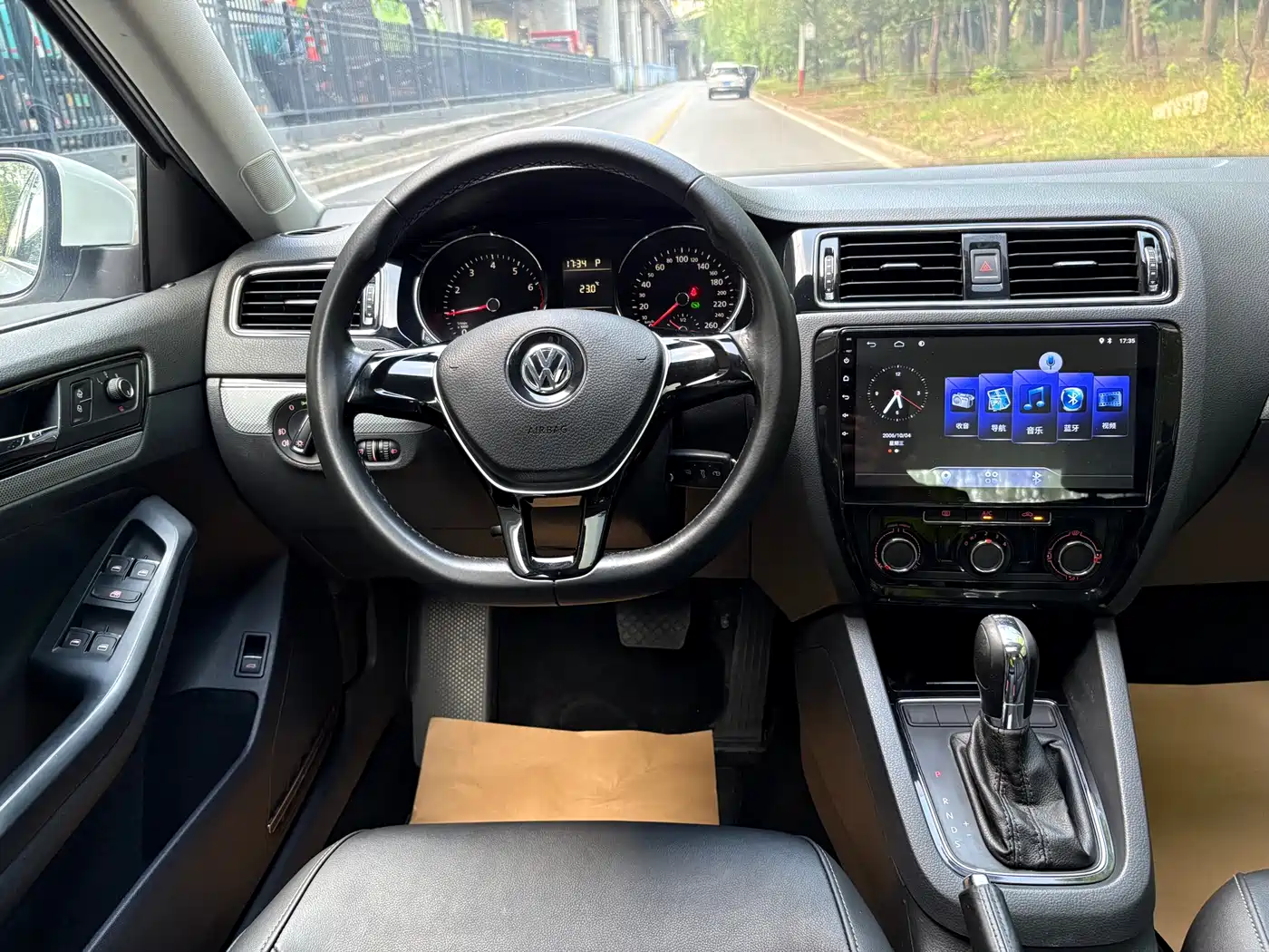 Volkswagen Sagitar 2015 230TSI Automatic Comfort фото 7