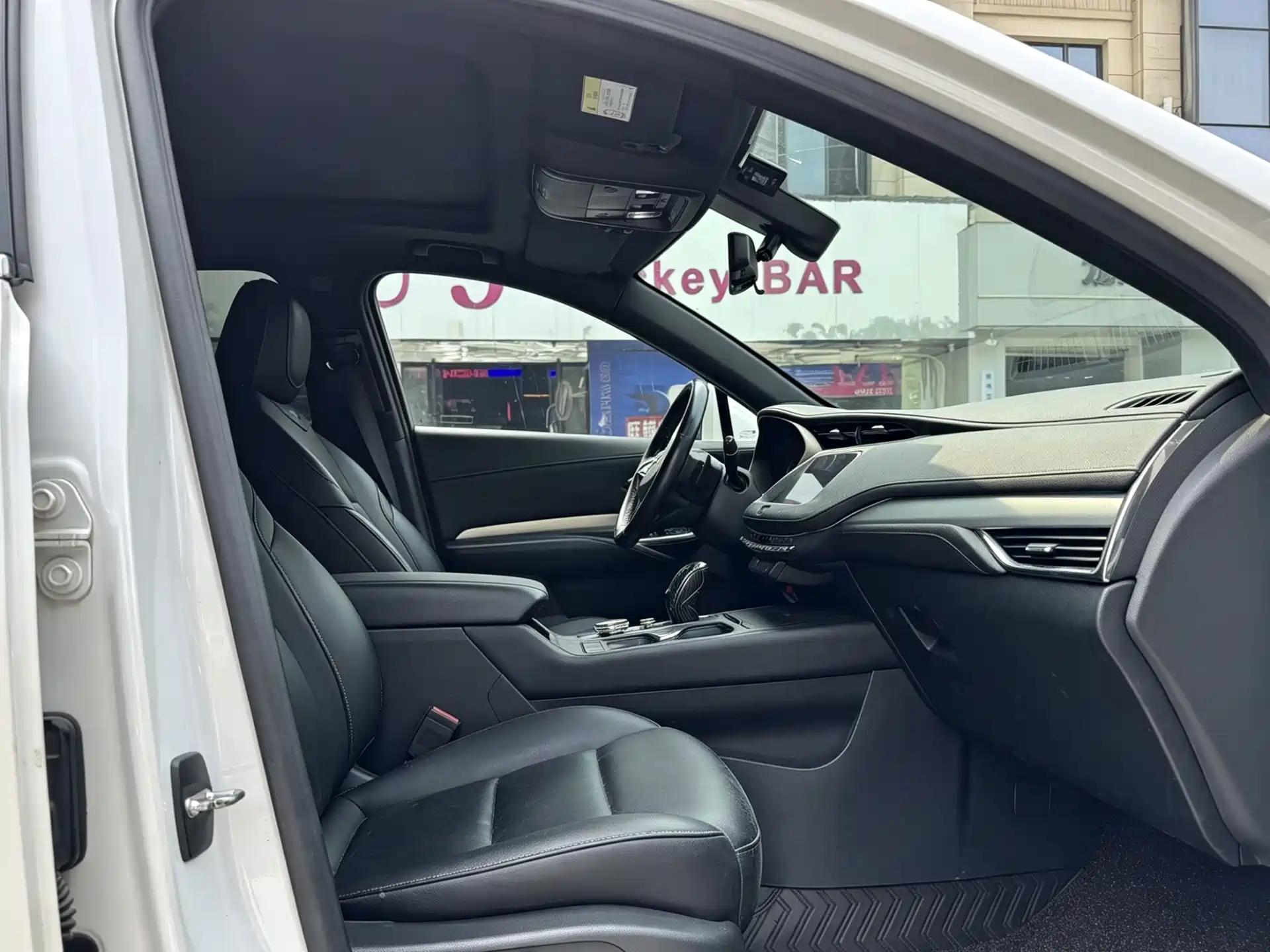 Photo 8 - Cadillac XT4