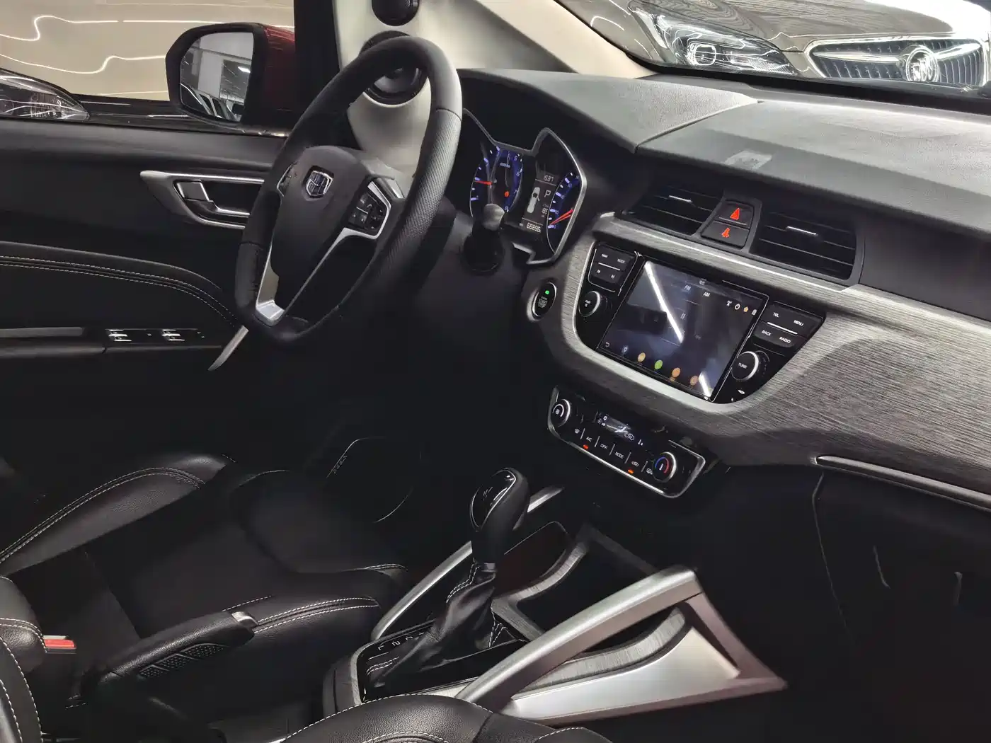 Фото 19 - Geely Vision X3