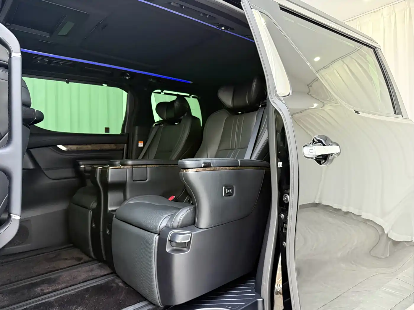 Toyota Vellfire 2023 Crown Hybrid 2.5L HV Premium фото 6