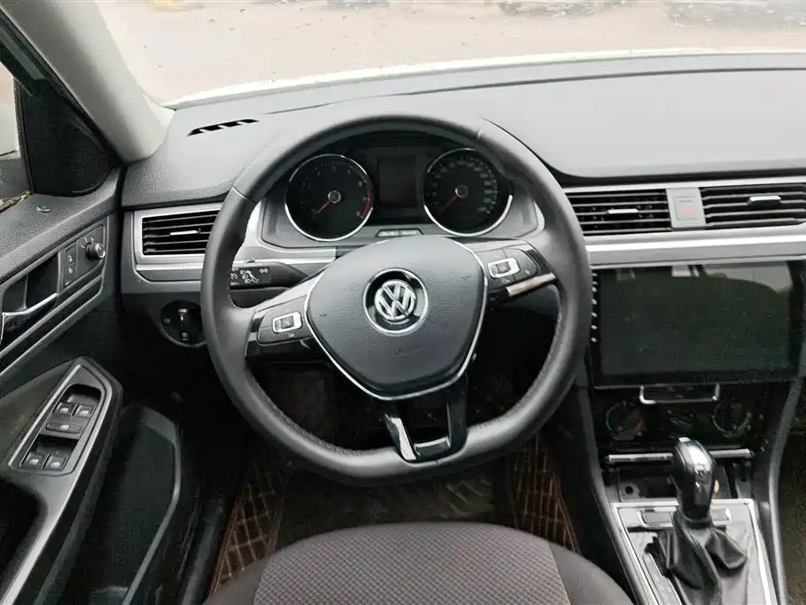 VOLKSWAGEN BORA
