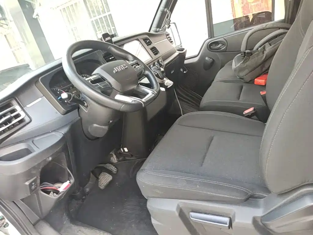 Jiangling JMC Fushun 2025 2025 Model 2.0T 8AT Diesel Medium Wheelbase Medium-High Roof Commercial Multi-purpose Vehicle 7 Seater