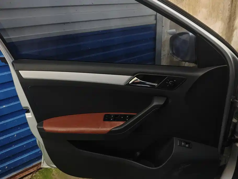 Photo 7 - Volkswagen Jetta