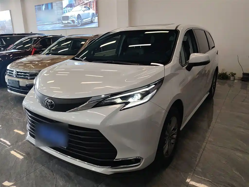 Toyota Sienna 2024 2.5L Hybrid Comfort Edition фото 2