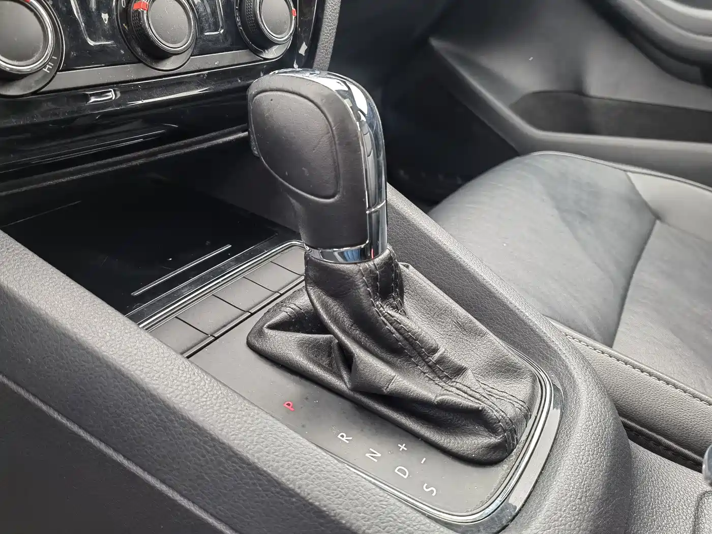 Volkswagen Sagitar 2016 230TSI 25th Anniversary Edition фото 13