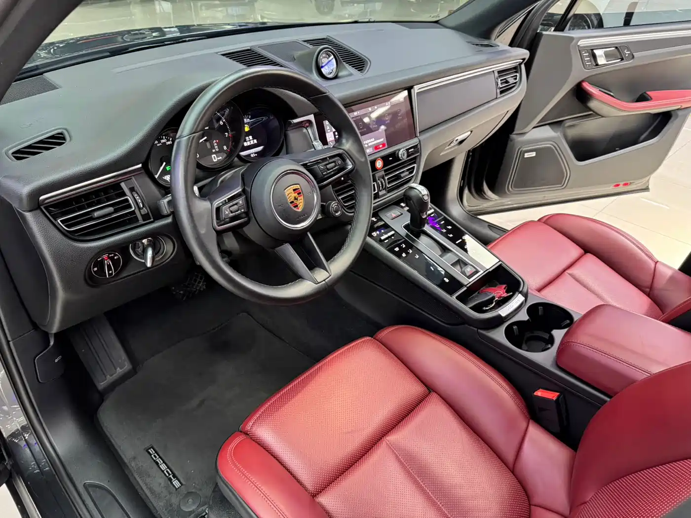 PORSCHE MACAN