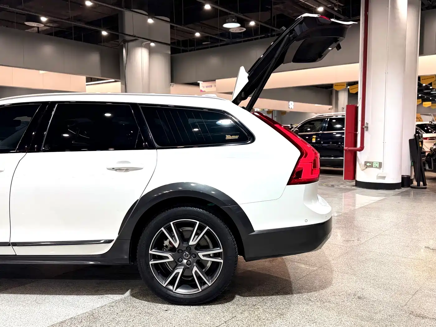 Volvo V90 2018 2017 Cross Country T5 AWD Premium