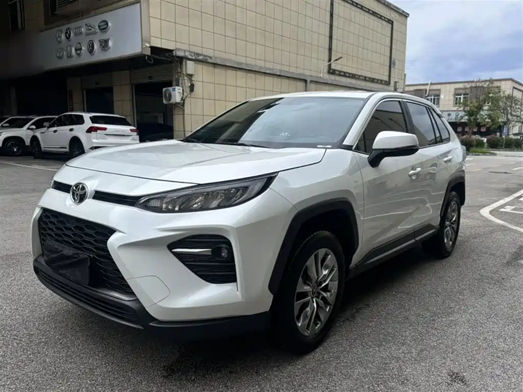 Toyota Wildlander 2023 2.0L CVT FWD LE фото 2