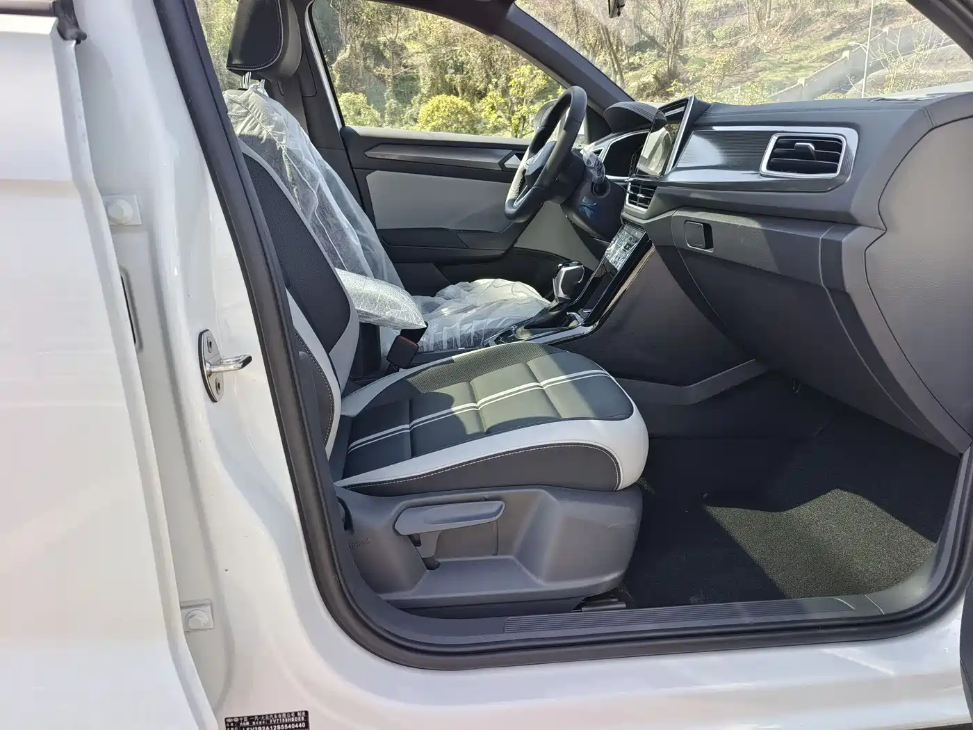 VOLKSWAGEN T-ROC EXPLORING SONGS