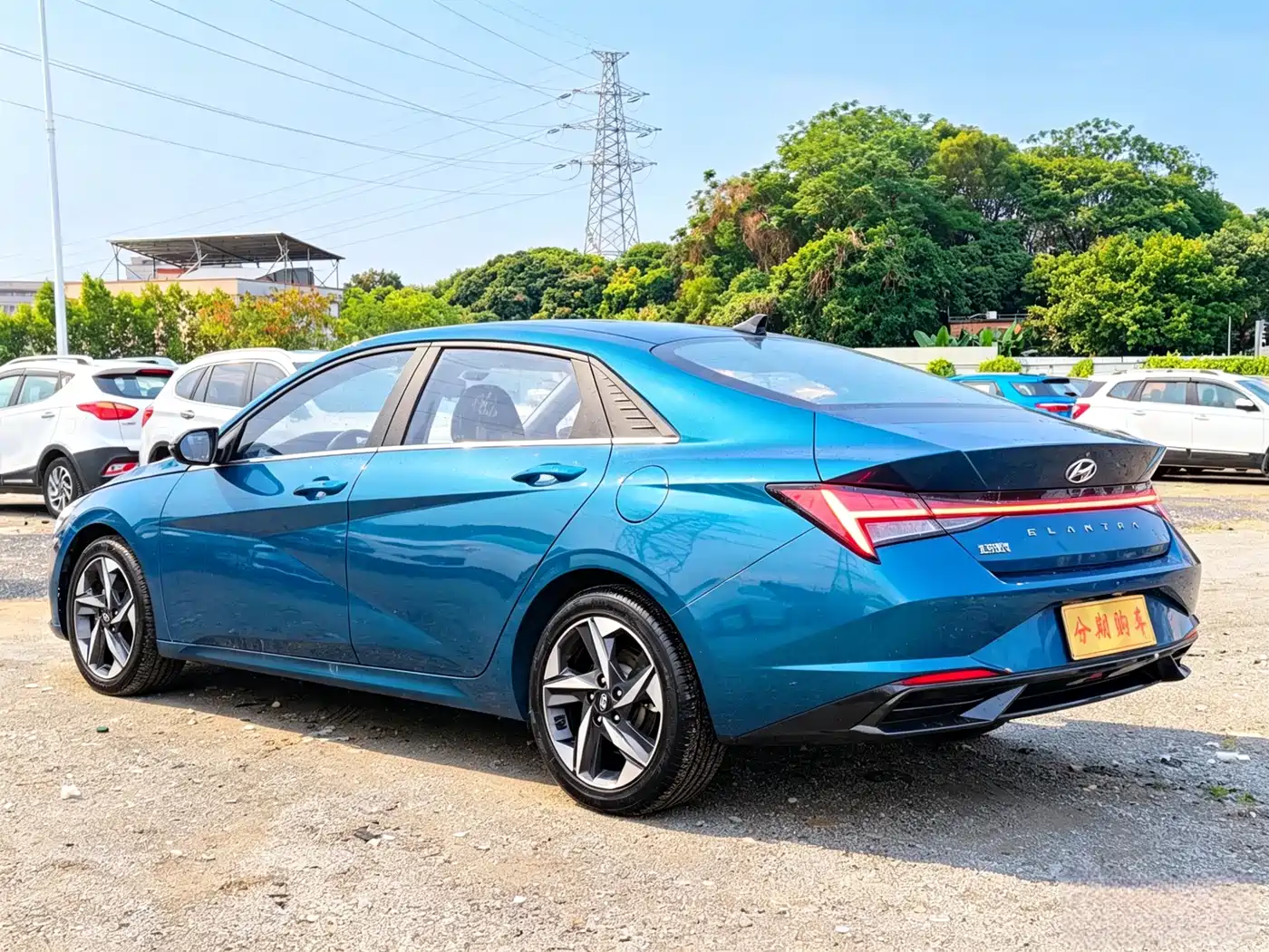 Hyundai Elantra 2022 1.5L CVT LUX Premium Edition фото 6