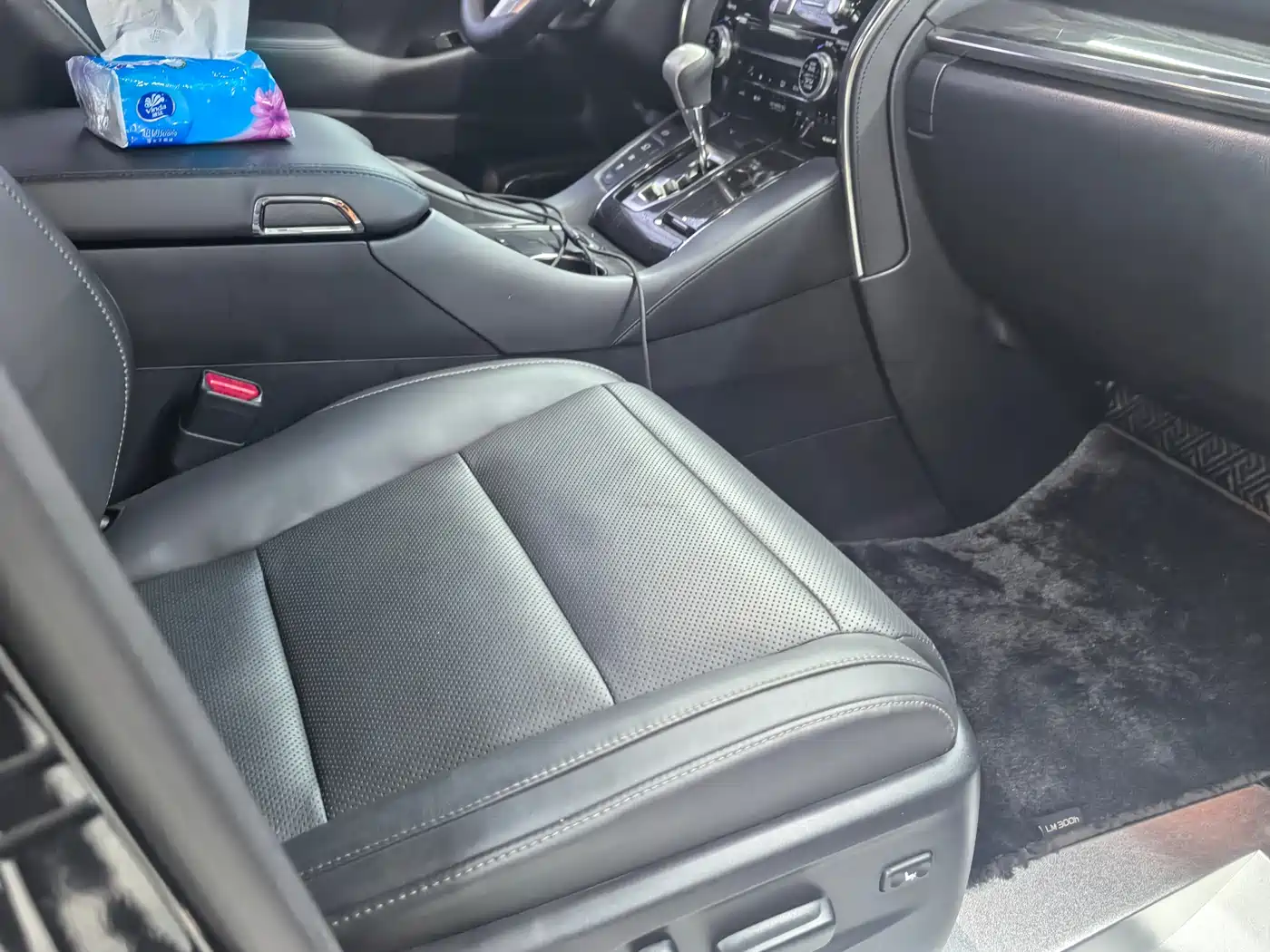Lexus LM 2020 300h Seven-Seater Elegance Edition фото 5