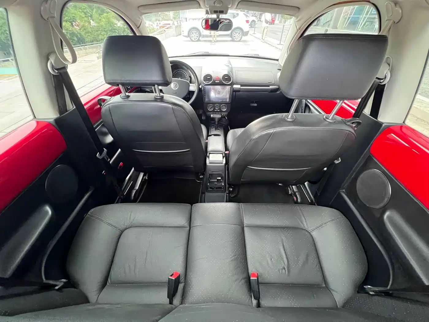 Volkswagen Beetle 2010 1.8T BlackOrange Luxury Edition фото 5