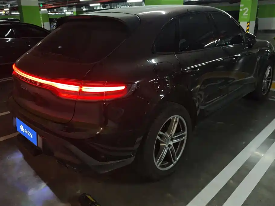 PORSCHE MACAN