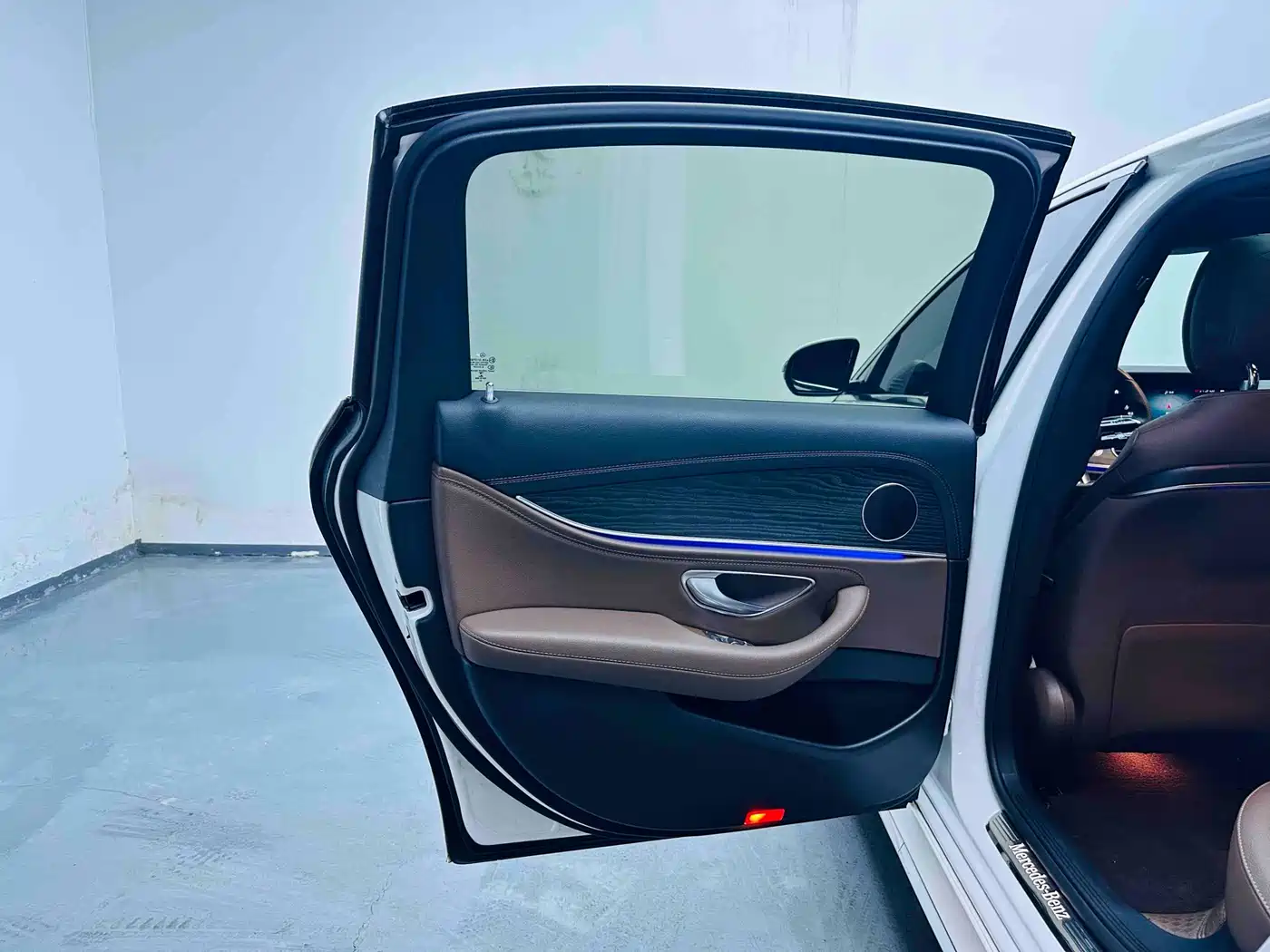 Mercedes-Benz E-Class New Energy 2022 E 350 e L Plug-in Hybrid Sports Sedan фото 9