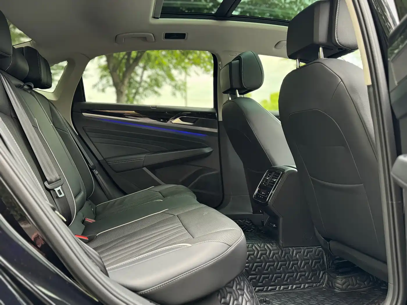 Volkswagen Passat 2022 330TSI Starlight Luxury Edition фото 18