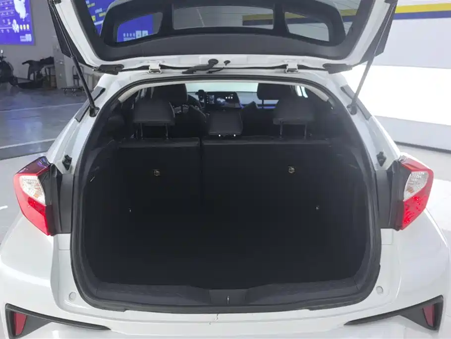 Toyota C-HR 2023 Model 2.0L Premium Edition фото 4