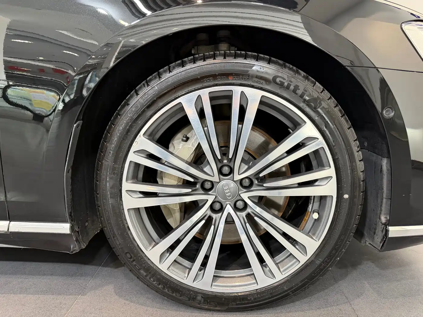 Фото 9 - Audi A8