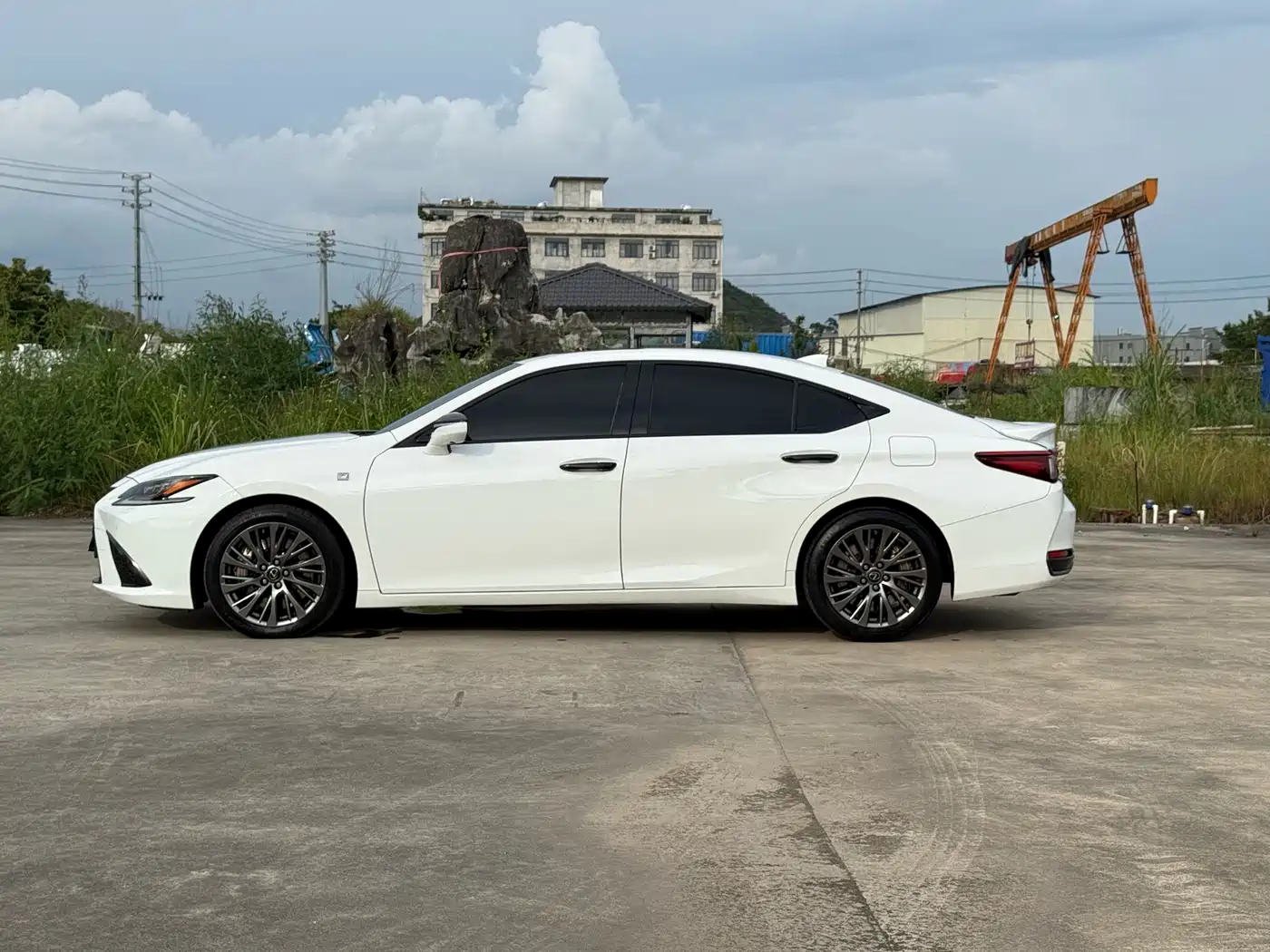 Фото 13 - Lexus ES
