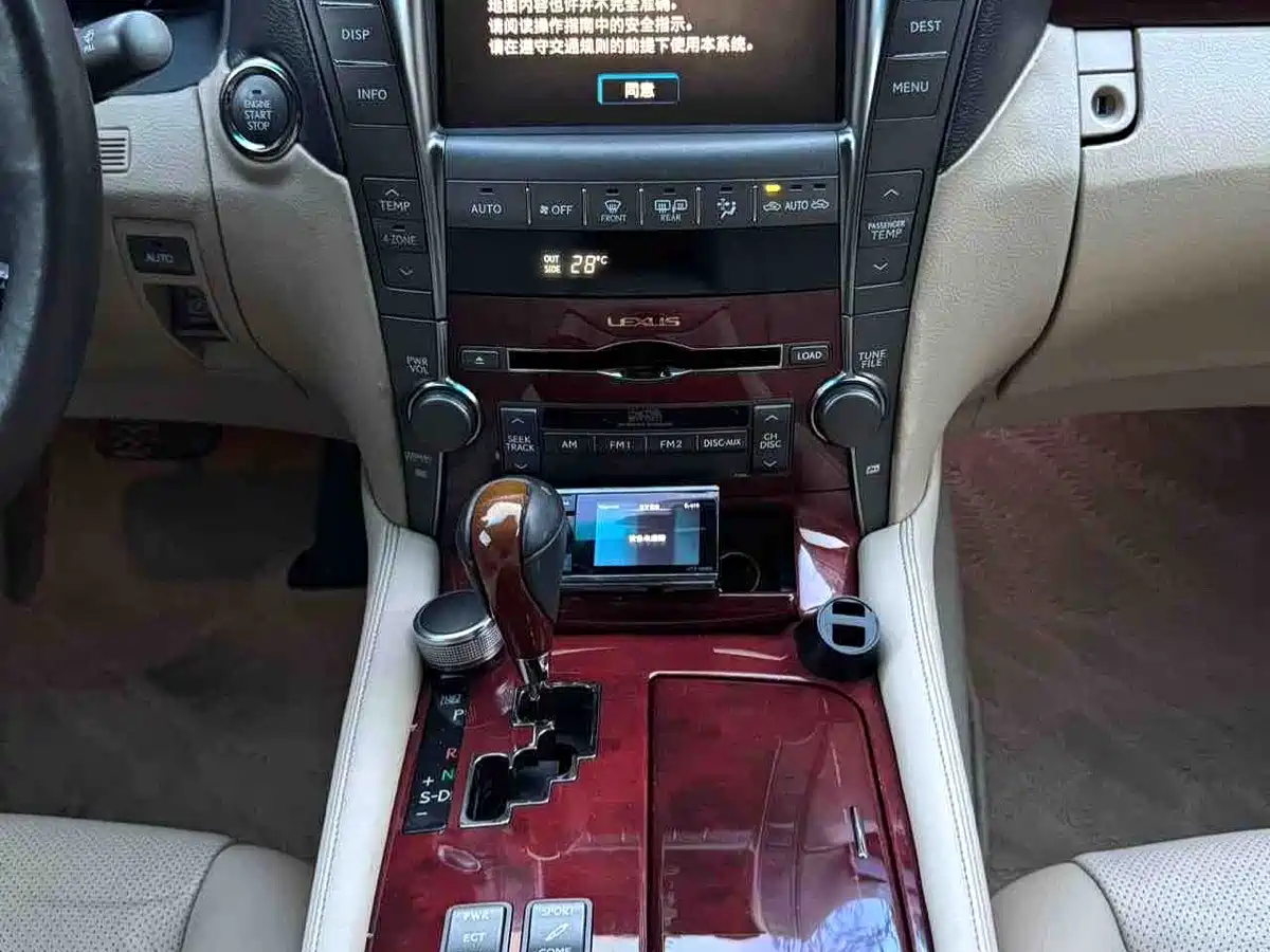 Photo 11 - Lexus LS