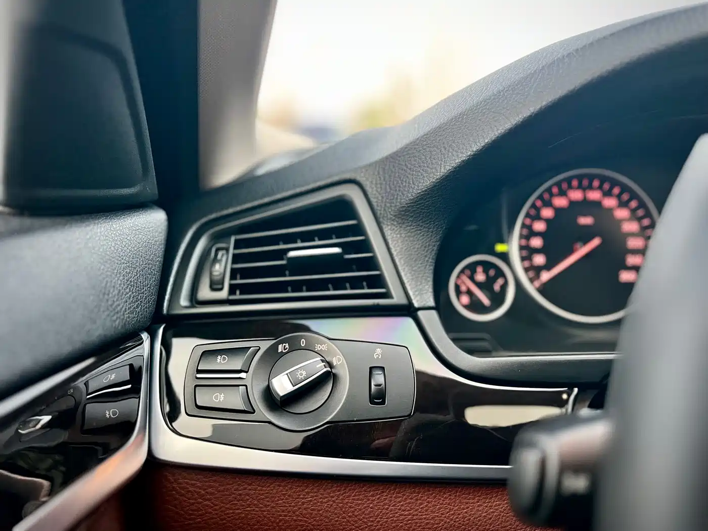 BMW 5 Series 2014 525Li Leading фото 19